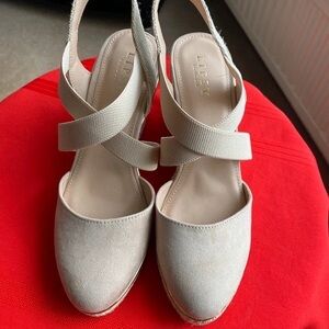 Lipsy Women's Cream Cross-Strap Sandals